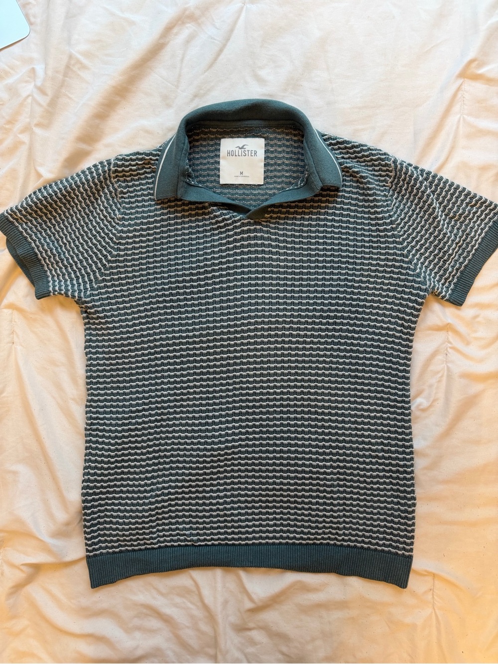 Hollister Men’s Green Patterned Knitted Johnny Collar Polo. Size Medium